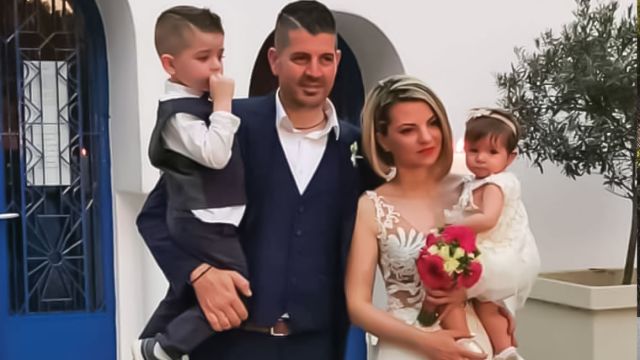 Οι νεόνυμφοι λαμπεροί και χαμογελαστοί στην ομορφότερη ημέρα της ζωής τους. 