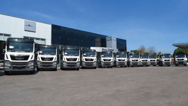 Τα 11 από τα συνολικά 15 MAN TGS 18.330 4Χ2 BB που προστίθενται στο στόλο των νέων απορριμματοφόρων του Δήμου Αθηναίων.