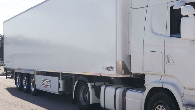 Ποδαρικά Jost, άξονες SAF Holland και ζάντες Alcoa.