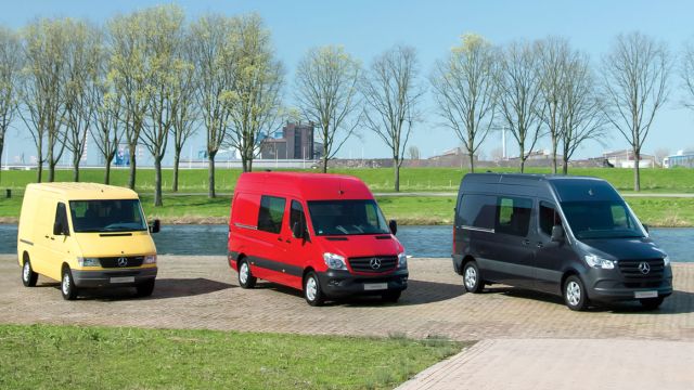 Οι τρεις γενιές του Mercedes-Benz Sprinter φωτογραφημένες μαζί.