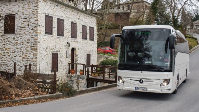 Το Mercedes-Benz Tourismo 15 RHD με μήκος 12.295 χιλιοστά, πλάτος 2.530 χιλιοστά και ύψος 3.680 χιλιοστά. 
