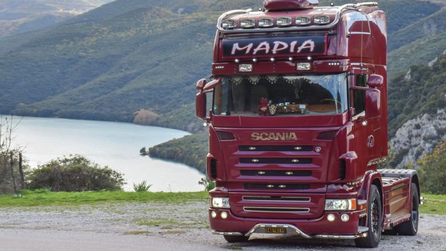 V8 Attack! Το R του Δημήτρη Παραστατίδη εκτελεί διεθνείς μεταφορές κυρίως προς τη Δυτική Ευρώπη. 