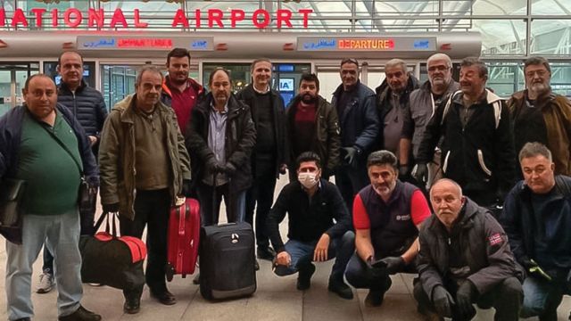 Ανακουφισμένοι οι δεκατρείς έλληνες διεθνομεταφορείς στο αεροδρόμιο του Ερμπίλ για να επιστρέψουν με πτήση charter στη χώρα μας. Βέβαια η αγωνία τους παραμένει στα ύψη σχετικά με το πότε θα πάρουν πάλι πίσω τα φορτηγά τους.