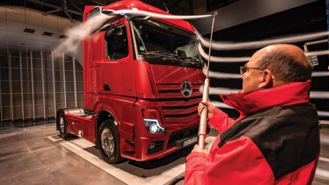 Ακόμη και με την απλή παρατήρηση των στροβιλισμών του αέρα καθώς «ρέει» πάνω στο όχημα, οι μηχανικοί μπορούν να καταλήξουν σε χρήσιμα συμπεράσματα