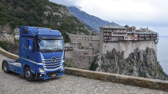 Εξαιτίας του απαγορευτικού μείναμε στο Άγιον Όρος μια μέρα επιπλέον, οπότε είχαμε την ευκαιρία να επισκεφτούμε κάποια μοναστήρια, να προσκυνήσουμε λείψανα και εικόνες και να πάρουμε την ευλογία από τους γέροντες. Το Actros με φόντο την ιερά μονή Σίμωνος Πέτρας. 