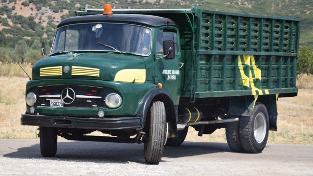 Το κοντομούρικο Mercedes-Benz του Γιάννη Αγγελή από τη Δαύλεια. Πετρέλαιο, λάδι στον κινητήρα και ξεκινάει το δρομολόγιό του χωρίς προβλήματα και ζημιές. 