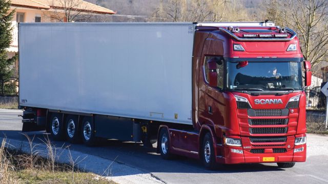 Το αυτοματοποιημένο κιβώτιο 12 σχέσεων Opticruise διαθέτει λειτουργία Standard και Power για τις αναβάσεις. 