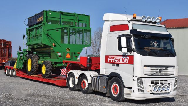 Το επικαθήμενο του Γιώργου Βογιατζόγλου μεταφέρει αλωνιστικές μηχανές σε διάφορα μέρη της χώρας. 