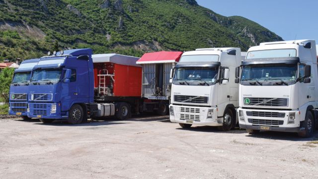 «Τα φορτηγά μας έπιασαν αράχνες, δεν δουλεύουν ούτε οι μπαταρίες. Πρώτη φορά ζούμε τόσο δύσκολες καταστάσεις», μας δήλωσαν οι αυτοκινητιστές των Σερβίων.