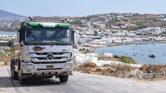 Μεταφορά λυμάτων στη Μύκονο με τα φορτηγά της εταιρείας του Παρασκευά Δάντου. 