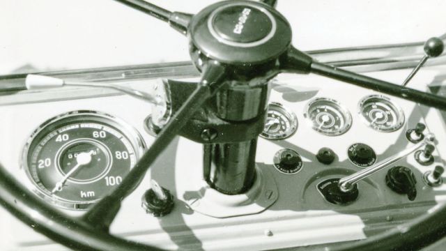 Το θρυλικό ΜΑΝ F8 έμεινε στην παραγωγή από το 1951 έως το 1963 και έμεινε στη συλλογική μνήμη ως το σύμβολο της ανοικοδόμησης της Γερμανίας μετά τον Β’ Παγκόσμιο Πόλεμο. Ο πίνακας οργάνων είναι σπαρτιάτικος, αλλά οι ενδείξεις πολύ ευανάγνωστες, και με λογική διάταξη.