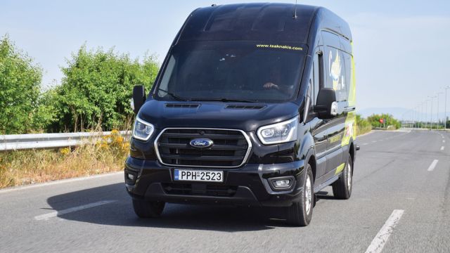 Δυνατός κινητήρας, καλή ποιότητα κύλισης και ευκολία οδήγησης στην πόλη είναι μερικά από τα βασικά χαρακτηριστικά του Transit σύμφωνα με τον ιδιοκτήτη του. 
