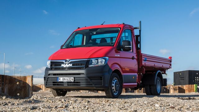 Έως τώρα, οι 4x4 εκδόσεις του ΜΑΝ TGE είχαν μικτό βάρος 3,0-4,0 τόνων. Πλέον, η γκάμα εμπλουτίζεται με νέες τετρακίνητες εκδόσεις 5,0 και 5,5 τόνων, που δίνουν ωφέλιμο φορτίο έως και 3.370 κιλών.