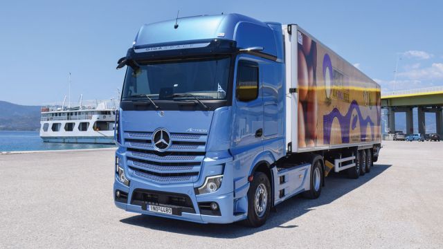 Το επικαθήμενο της εταιρείας Ηπειρώτικα Αυγά – Ovo Fresco μεταφέρει φρέσκα αυγά από τα Ιωάννινα στην Αθήνα.