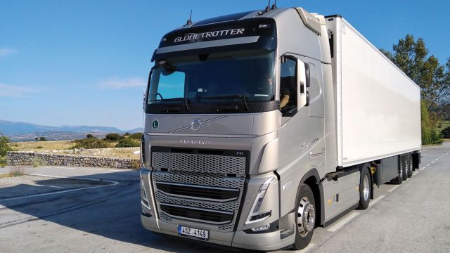 Με την άφιξη του νέου FH 500 στην Ελλάδα, το περιοδικό ΤΡΟΧΟΙ & TIR το… πρόλαβε στη Λάρισα, όπου ο συνεργάτης μας Παύλος Μαυρομύτης είχε την ευκαιρία να το οδηγήσει. Αναλυτικό ρεπορτάζ της δοκιμής και των νέων Volvo θα δημοσιεύσουμε σε επόμενο τεύχος