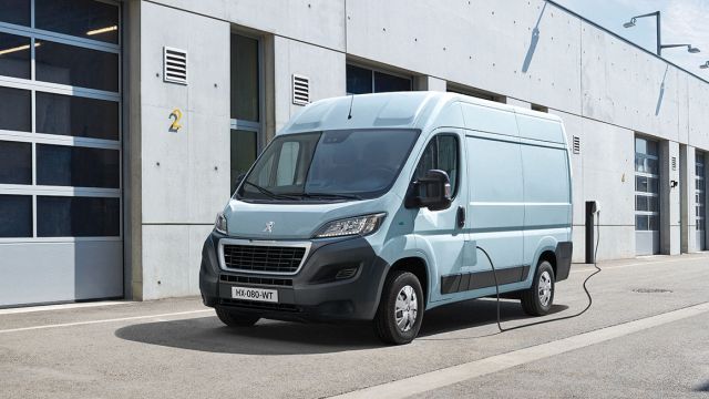 Πλήθος επιλογών φόρτισης για το Peugeot eBoxer, με την όλη διαδικασία να απλοποιείται χάρη στην υπηρεσία «Easy-Charge» και το λεγόμενο «Free2Move Services», μέσω του οποίου ο οδηγός έχει πρόσβαση σε ένα πανευρωπαϊκό δίκτυο 195.000 σταθμών φόρτισης, κάνοντας χρήση της σχετικής εφαρμογής από το κινητό του τηλέφωνο.