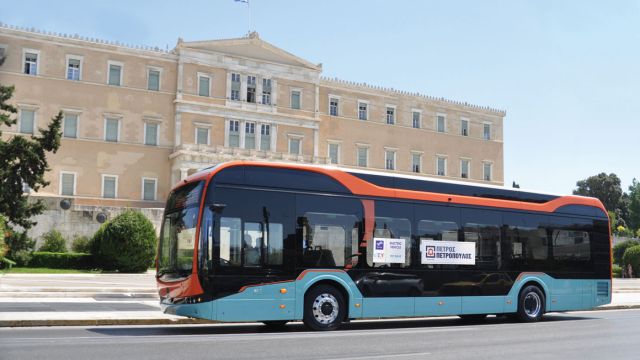 Το συγκεκριμένο λεωφορείο ως προς τη μεταφορική του ικανότητα διατίθεται με επιλογή 24 καθήμενων επιβατών, 51 ορθίων, παρέχοντας και μια θέση αμαξιδίου ΑμΕΑ. Υπάρχει και η έκδοση χωρίς θέση αμαξιδίου, οπότε η μεταφορική ικανότητα φτάνει στους 88 επιβάτες (24+64).