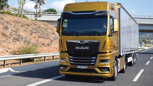 Το σύστημα Lane Change Support το μέσω του ραντάρ σκανάρει όλη τη δεξιά πλευρά και ενημερώνει ηχητικά και οπτικά τον οδηγό αν δίπλα του βρίσκεται κάποιο όχημα.