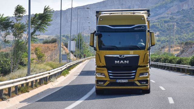Πρώτη σε ταξινομήσεις βαρέων φορτηγών, ήταν τον περασμένο Νοέμβριο στη χώρα μας, η ΜΑΝ. Στη φωτό το νέο TGX, το οποίο δοκιμάσαμε πρώτοι (δείτε Τ&Τ Νοεμβρίου 2020).