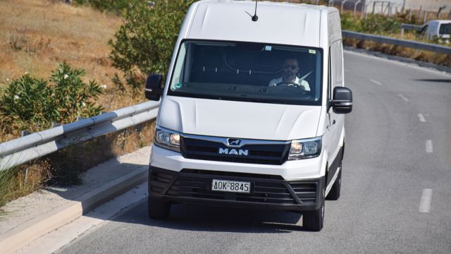Απόλυτα ισορροπημένο χαρακτήρα επιδεικνύει το MAN TGE, όντας άνετο και ασφαλές στον αυτοκινητόδρομο, αλλά και εύχρηστο εντός αστικού περιβάλλοντος.