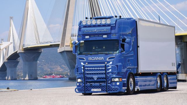 To τριαξονικό του Γιώργου Λεωνιδόπουλου μεταφέρει ευπαθή προϊόντα στην Πάτρα. 