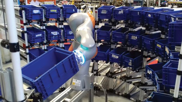 Χάρη στο εύκαμπτο μακρύ μπράτσο τους, τα cobots της αποθήκης στην Μπρέσια, μπορούν να συλλέξουν τα απαιτούμενα αντικείμενα και να τα μεταφέρουν στον χώρο εργασίας του υπαλλήλου.