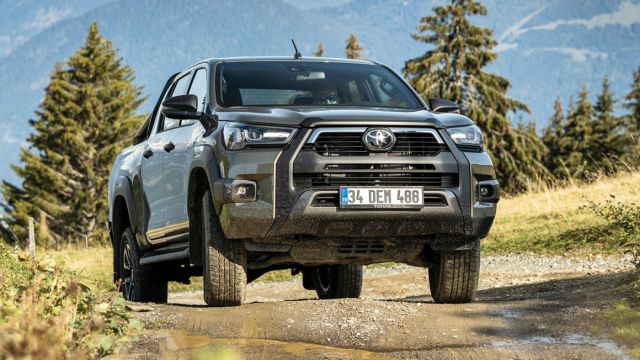Aπό τα 37.650 ευρώ ξεκινούν οι τιμές του νέου Toyota Hilux Double Cab, με την κορυφαία έκδοση Invincible (φωτό) να εκκινεί από τα 41.380 ευρώ.