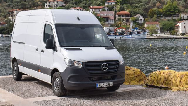 Η οδήγηση του Sprinter γίνεται με δίπλωμα Β’ κατηγορίας, δεν έχει περιοριστή ταχύτητας και επιπρόσθετα δεν απαιτείται χρήση ψηφιακού ταχογράφου.