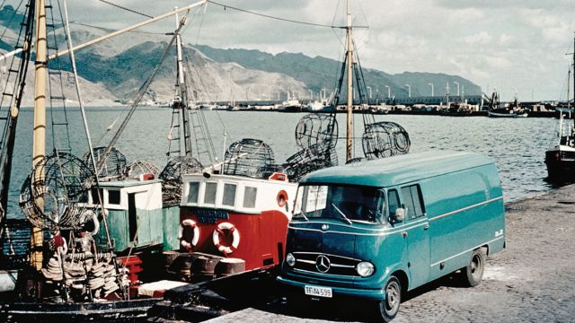 Με αισθητικά στοιχεία από τη θρυλική 300 SL «Gullwing», το πρώτο van της Mercedes-Benz. Στη φωτό, το L 319 D σε έκδοση panel van, στη Σάντα Κρουζ  των ΗΠΑ από τη δεκαετία του 1950.