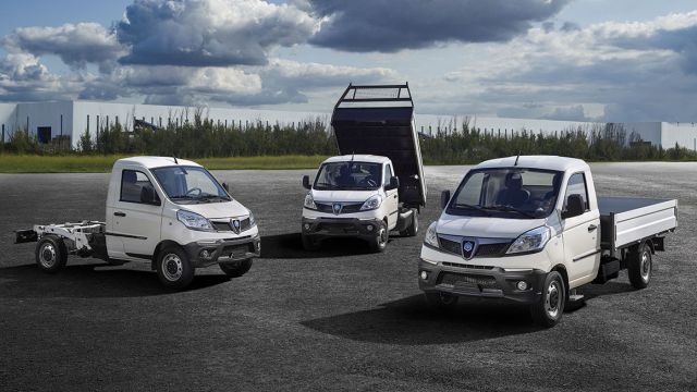 Διατίθενται πέντε επίπεδα εξοπλισμού (Start, Plus, Top, HD και HD Top) και πέντε χρώματα αμαξώματος (Sapphire Blue, Amber Orange, Garnet Red, Basalt Grey και Plaster White).