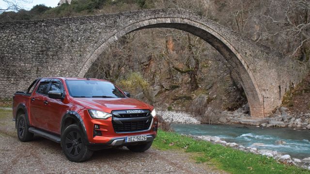 Το σασί του D-MAX είναι μεγαλύτερο και ισχυρότερο, με καλύτερη στρεπτική και διαμήκη ακαμψία για ακόμα καλύτερη συμπεριφορά, σταθερότητα και αντοχή. 