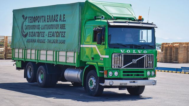Το Volvo F-12 της εταιρείας ΓΕΩΦΡΟΥΤΑ με έδρα τα Λεχαινά Ηλείας. 