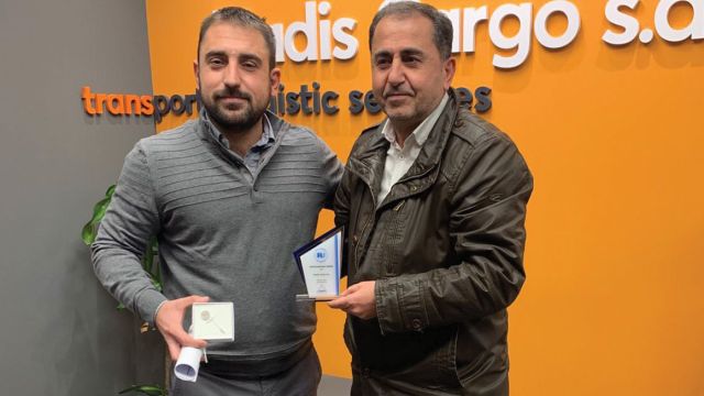 Ο πρόεδρος της ΟΦΑΕ, Απόστολος Κενανίδης, παραδίδει το βραβείο στον Χριστόδουλο Ηλιάδη στα γραφεία της εταιρείας στην Θεσσαλονίκη