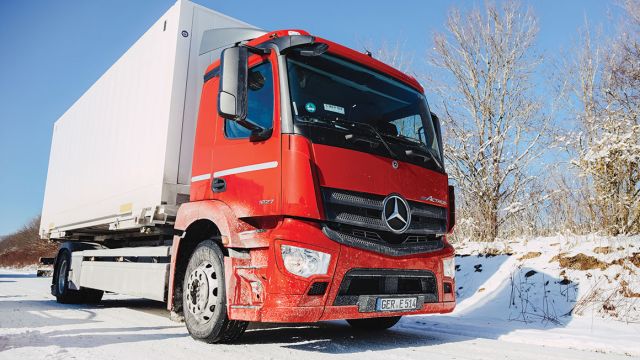 Η παραγωγή του eActros έχει προγραμματιστεί για αργότερα φέτος, με τους ανθρώπους της Mercedes-Benz να τονίζουν πως στην τελική του έκδοση το ηλεκτρικό φορτηγό, θα είναι σημαντικά ανώτερο από το πρωτότυπο σε όρους αυτονομίας, απόδοσης και ασφάλειας.
