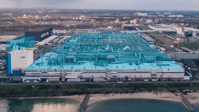 Η Ford προχώρησε σε μια επένδυση ύψους $1 δισ. για ένα κέντρο παραγωγής ηλεκτρικών οχημάτων στην Κολωνία.