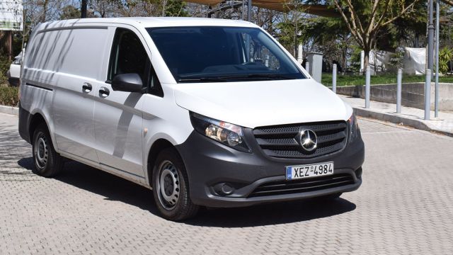 Το Mercedes-Benz Vito είναι ευέλικτο στην κίνησή του στην πόλη χάρη στις συμπαγείς διαστάσεις και το καλό κόψιμο του τιμονιού. 