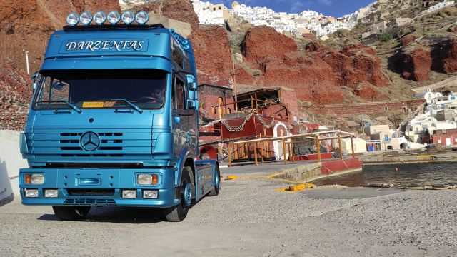 Το αστέρι της Darzentas Transport Service μετράει ήδη είκοσι χρόνια παρουσίας στη μεταφορική. Η αερογραφία έγινε από τον Γιώργο Λάιτμερ και το βάψιμο του τράκτορα από την El. Peraki Bodyworks. 