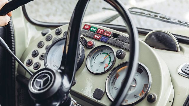 Το κόκπιτ ενός Mercedes-Benz 1924 του 1972, από όπου ο οδηγός επιτηρούσε τη λειτουργία του OM 355 κινητήρα, ο οποίος βρισκόταν κάτω από το κοντό καπό.