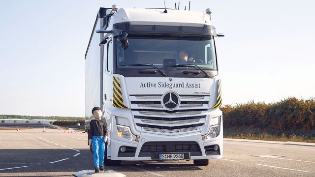 Το γνωστό Active Sideguard Assist το οποίο πλέον εμπλουτίζεται με λειτουργία αυτόματου φρεναρίσματος έκτακτης ανάγκης και τη νέα έκδοση του Active Drive Assist (ADA 2) με αυτόματη λειτουργία ακινητοποίησης έκτακτης ανάγκης