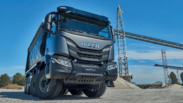 Το T-Way διατίθεται ως μονό φορτηγό ή τράκτορας, με κάθε πιθανό συνδυασμό μετάδοσης της κίνησης