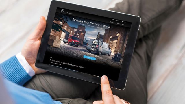 Ο νέος ιστότοπος (conversion-world.mercedes-benz.com) είναι κατηγοριοποιημένος σε οκτώ τομείς, προσφέροντας περισσότερα από 110 προϊόντα. Ανάμεσά τους συναντάμε τις χαμηλές πλατφόρμες για το Sprinter, την εγκατάσταση ραφιών στο Vito και τον ψυκτικό εξοπλισμό του Citan.