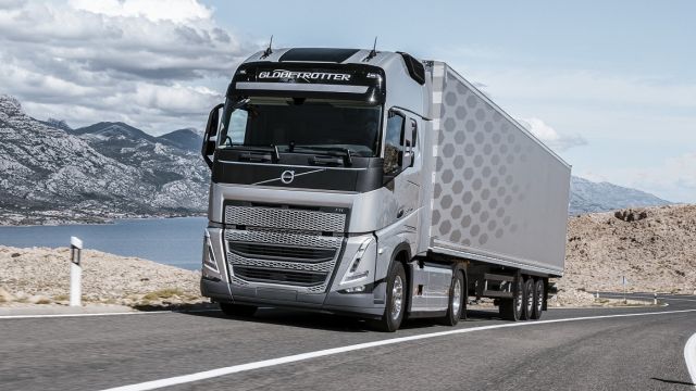 Ο 13λιτρος κινητήρας του νέου Volvo FH με το πακέτο I-Save, εμφανίζει χαμηλότερη κατανάλωση έως και κατά 10%. Παράλληλα, η βελτιστοποιημένη ροπή του κινητήρα σε ένα ευρύ φάσμα στροφών, οδηγεί σε ομαλή οδήγηση και παρέχει την απαιτούμενη ισχύ για τη διατήρηση μιας υψηλής και σταθερής μέσης ταχύτητας.