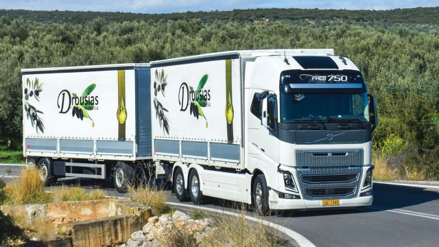 Μεταφέρουμε ελιές με Volvo FH16 750 συρόμενο