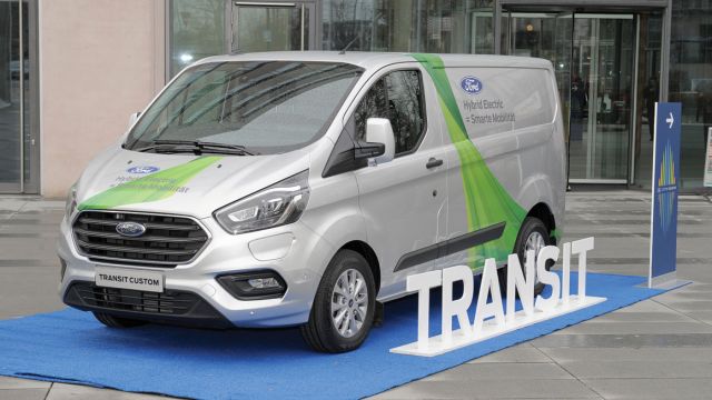Tο Transit Custom PHEV είναι σε θέση να λειτουργεί αμιγώς ηλεκτρικά και άρα να μην εκπέμπει ρύπους, για περισσότερα από 50 χλμ. Για την επέκταση της αυτονομίας του στα 500 χλμ., χρησιμοποιεί τον 3κύλινδρο κινητήρα βενζίνης 1.0L EcoBoost.