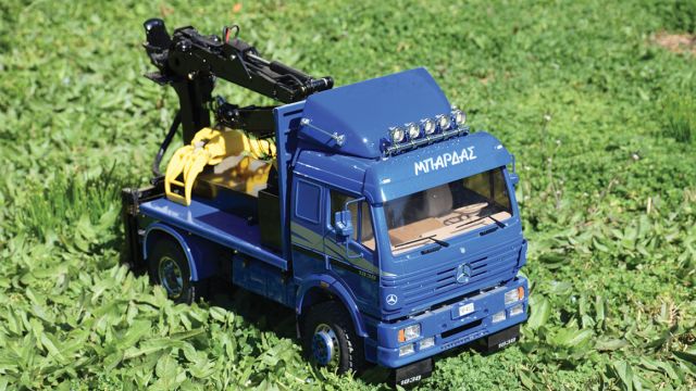 γερανός με την αρπάγη για το φόρτωμα των ξύλων.