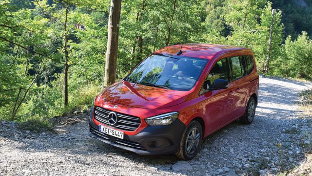 Οδηγήσαμε για αρκετά χιλιόμετρα το Citan σε χωματόδρομους και η συμπεριφορά του είναι εξαιρετική. Ακόμη και με υψηλές ταχύτητες δεν ακούγονται τριγμοί στο εσωτερικό του. Στο Citan μας αρέσει η σχεδίασή του, η στιβαρότητα κατασκευής, η πληρότητα του εξοπλισμού άνεσης και ασφάλειας και φυσικά η χαμηλή κατανάλωσή του.