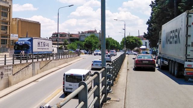 Δύσκολη η πρόσβαση στο Τελωνείο Λάρισας το οποίο βρίσκεται λίγα μέτρα μόλις μακριά από το κέντρο της πόλης.