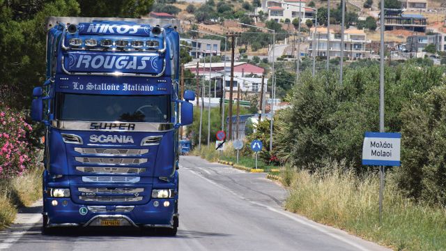 Το R διασχίζοντας τους Μολάους με κατεύθυνση τη Μονεμβασιά