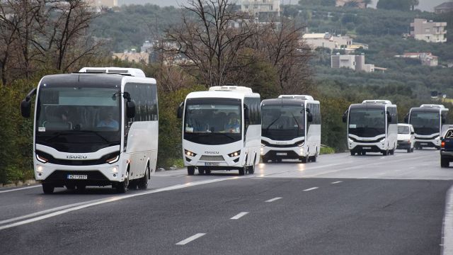 Το Isuzu Grand Toro διαθέτει τον τετρακύλινδρο κινητήρα CUMMINS ISB4.5E6, ο οποίος αποδίδει 210 ίππους στις 2.300 σ.α.λ. και μέγιστη ροπή 850 Nm από τις 1.200 – 1.500 σ.α.λ. Ο επίσης τετρακύλινδρος κινητήρας του Novo παράγει 190 ίππους ισχύος στις 2.600 σ.α.λ. και 510 Nm ροπής από τις 1.600 – 2.800 σ.α.λ.