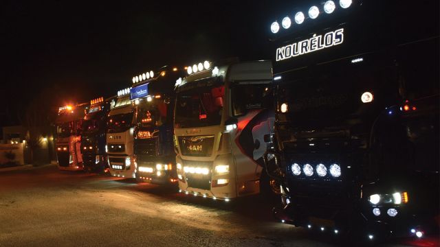 Στον προαύλιο χώρο της εκδήλωσης κατέφτασαν οκτώ τράκτορες.